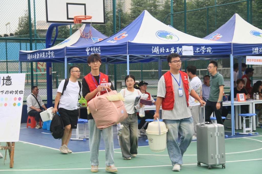 機(jī)電工程學(xué)院喜迎2024級(jí)新生，貼心服務(wù)助力夢(mèng)想啟航